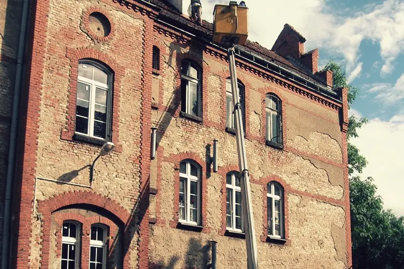 Prace na kamienicy, praca na wysokości