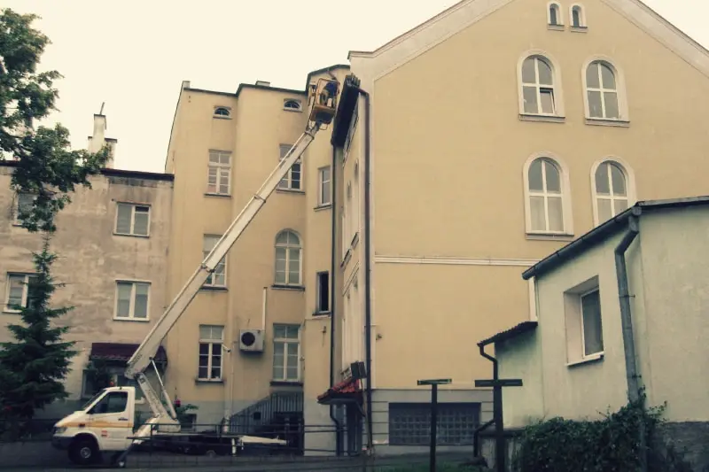 Remont dachu kamienicy, praca na wysokości